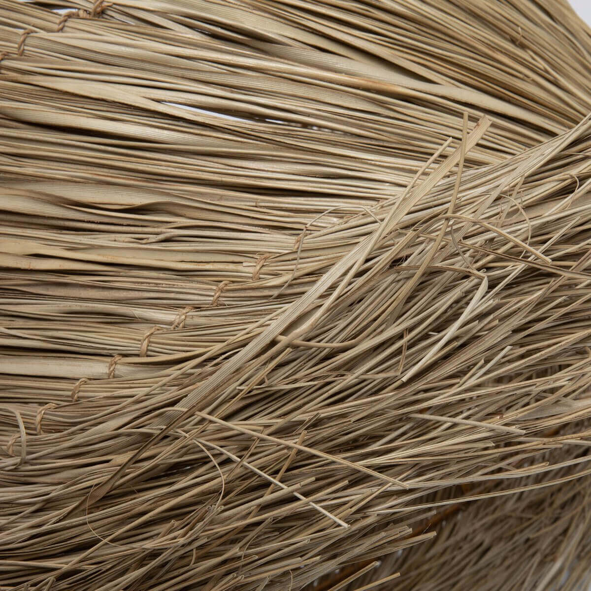 Natuurlijke pandan tafellampenkap met sisal franjes voor een boho look in de woonkamer of slaapkamer, 42cm breed en 32cm hoog.