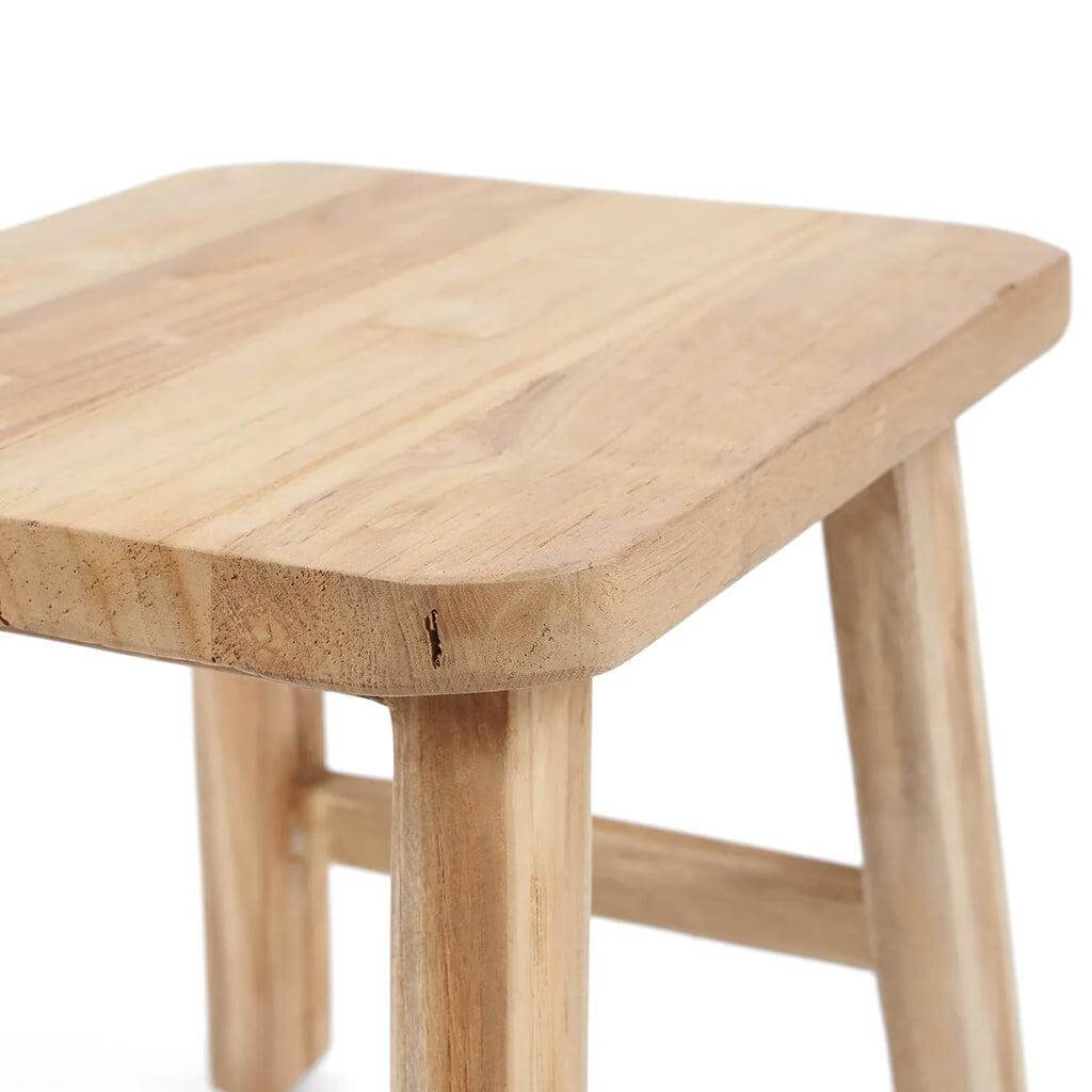 Houten De Quincy Kruk met rechthoekig blad, ideaal als bijzettafel of nachtkastje. Eco-vriendelijk en veelzijdig ontwerp.