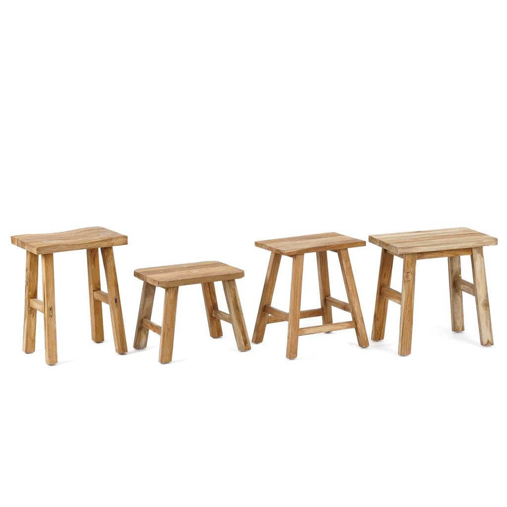 Set van vier natuurlijke houten De Quincy krukken, eco-vriendelijk en multifunctioneel, ideaal als bijzettafel of extra zitplaats.
