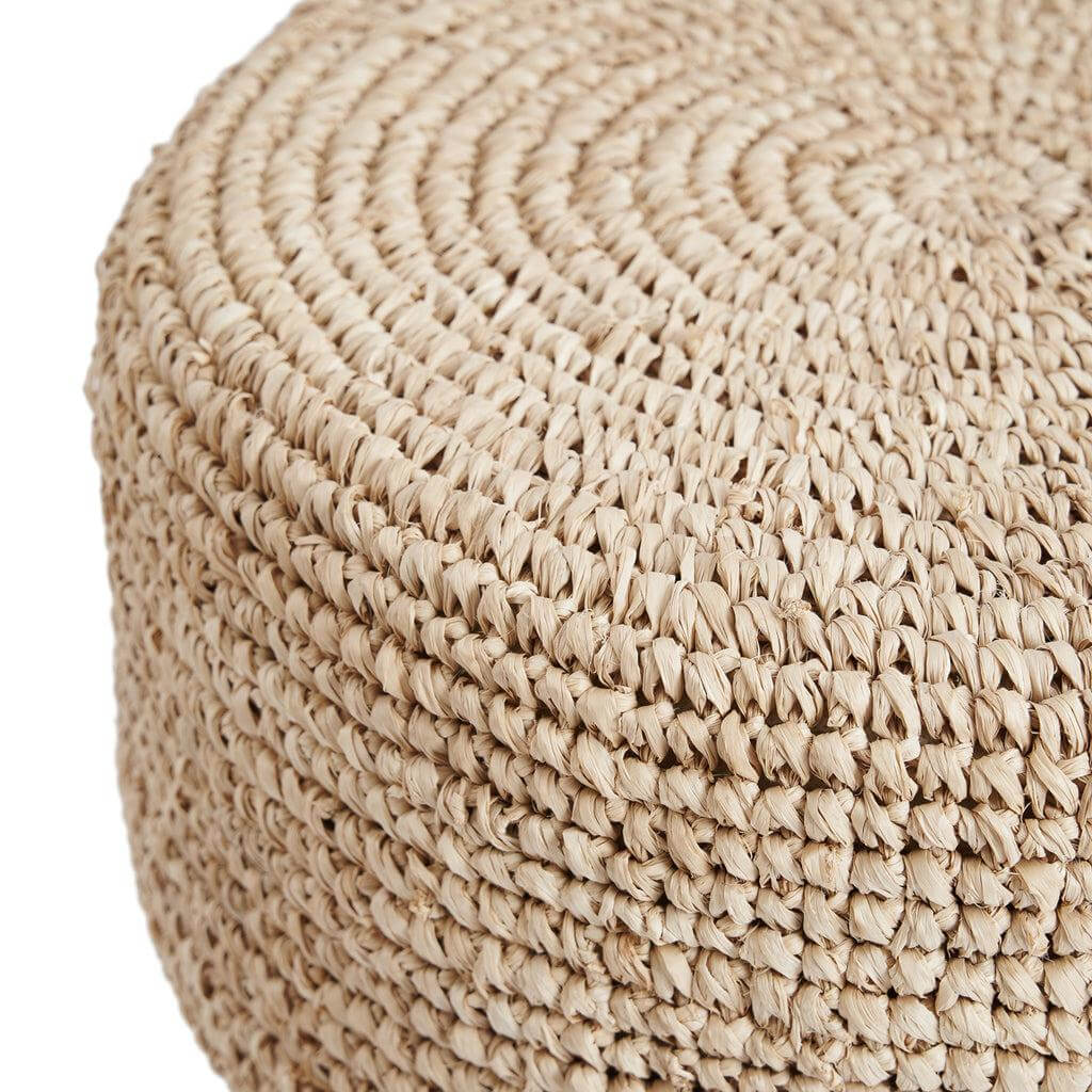Close-up van handgeweven raffia zitting van De Raffia Barstoel, natuurlijk en bohemian design.