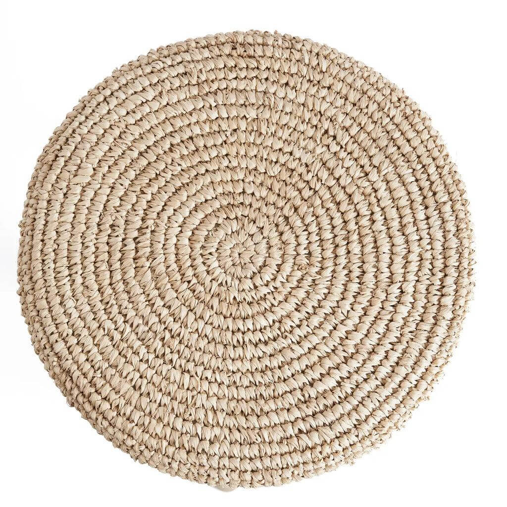 Handgeweven raffia zitting met natuurlijke patronen, perfect voor de bohemian charme van de De Raffia Barstoel.