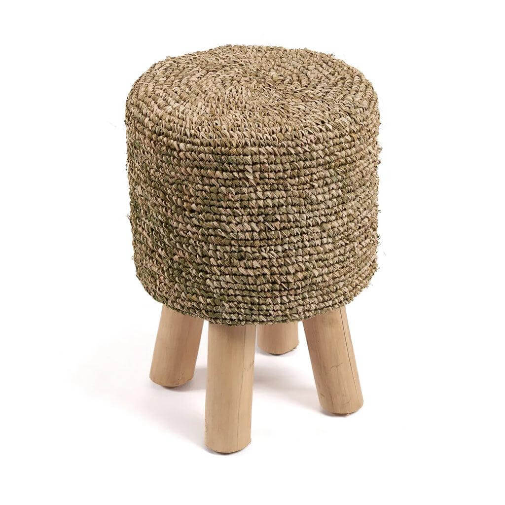 Raffia gevlochten kruk in Jungle Groen, natuurlijke elegantie, decoratief en duurzaam, unieke structuur, stijlvol interieur.