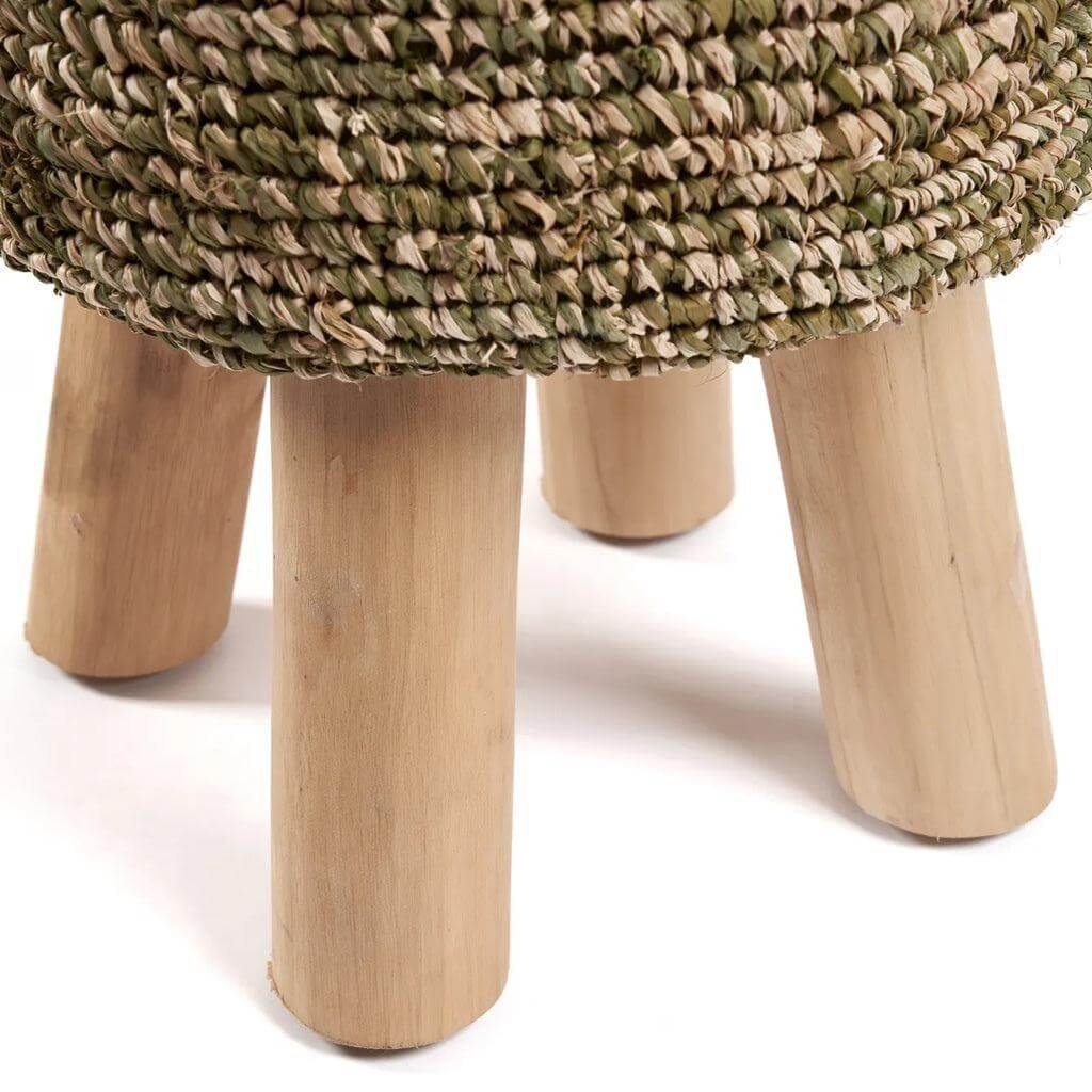 Raffia gevlochten kruk in Jungle Groen, met stevige houten poten en unieke structuur, ideale toevoeging voor elk interieur.
