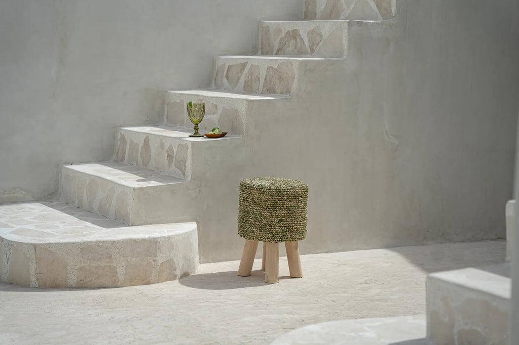 Alt Tag: De Raffia Gevlochten Kruk in Jungle Groen voor een natuurlijke elegantie in elk interieur.