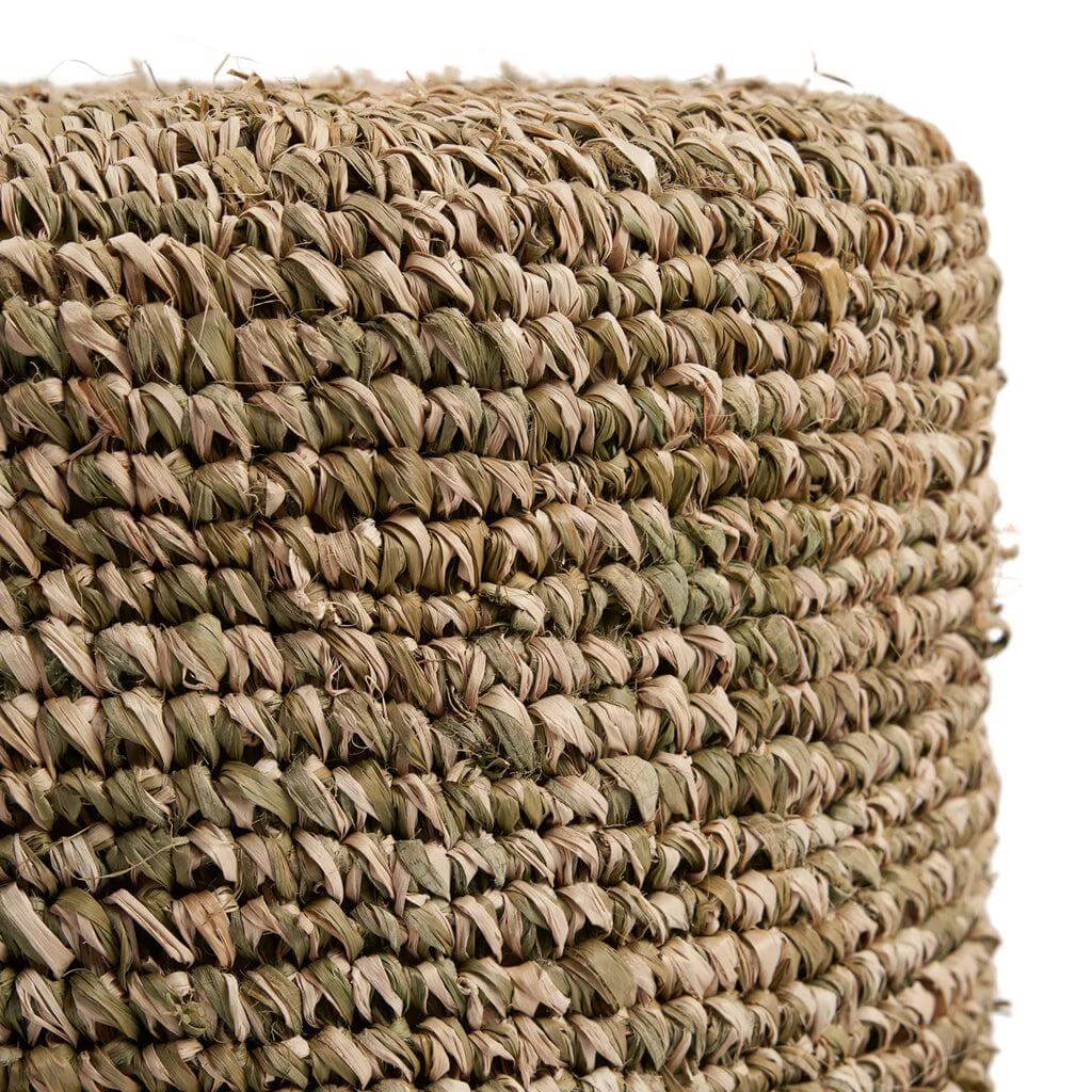 Detail van de Raffia Gevlochten Kruk in Jungle Groen, natuurlijke geweven structuur, duurzaam en stijlvol designmeubel.