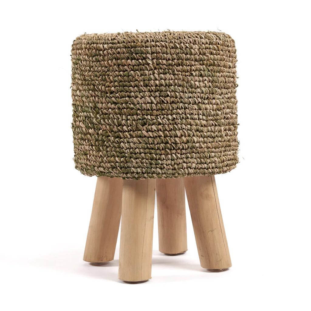Raffia gevlochten kruk in jungle groen met stevige houten poten, perfect voor een natuurlijke uitstraling in je interieur.