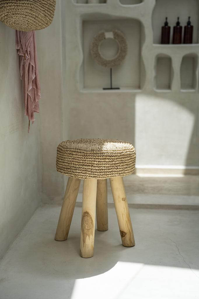 Alt Tag: Stijlvolle Raffia Kruk in natuurlijk licht, perfect voor moderne en traditionele interieurs, gemaakt van duurzaam raffia materiaal.