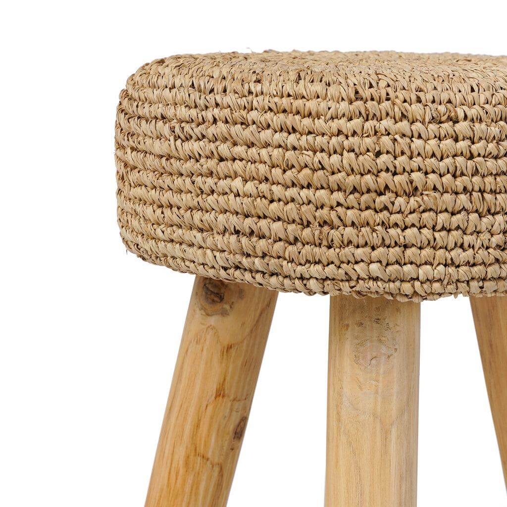 Detail close-up van De Raffia Kruk in natuurlijke kleur, duurzaam meubelstuk met minimalistisch design voor elk interieur