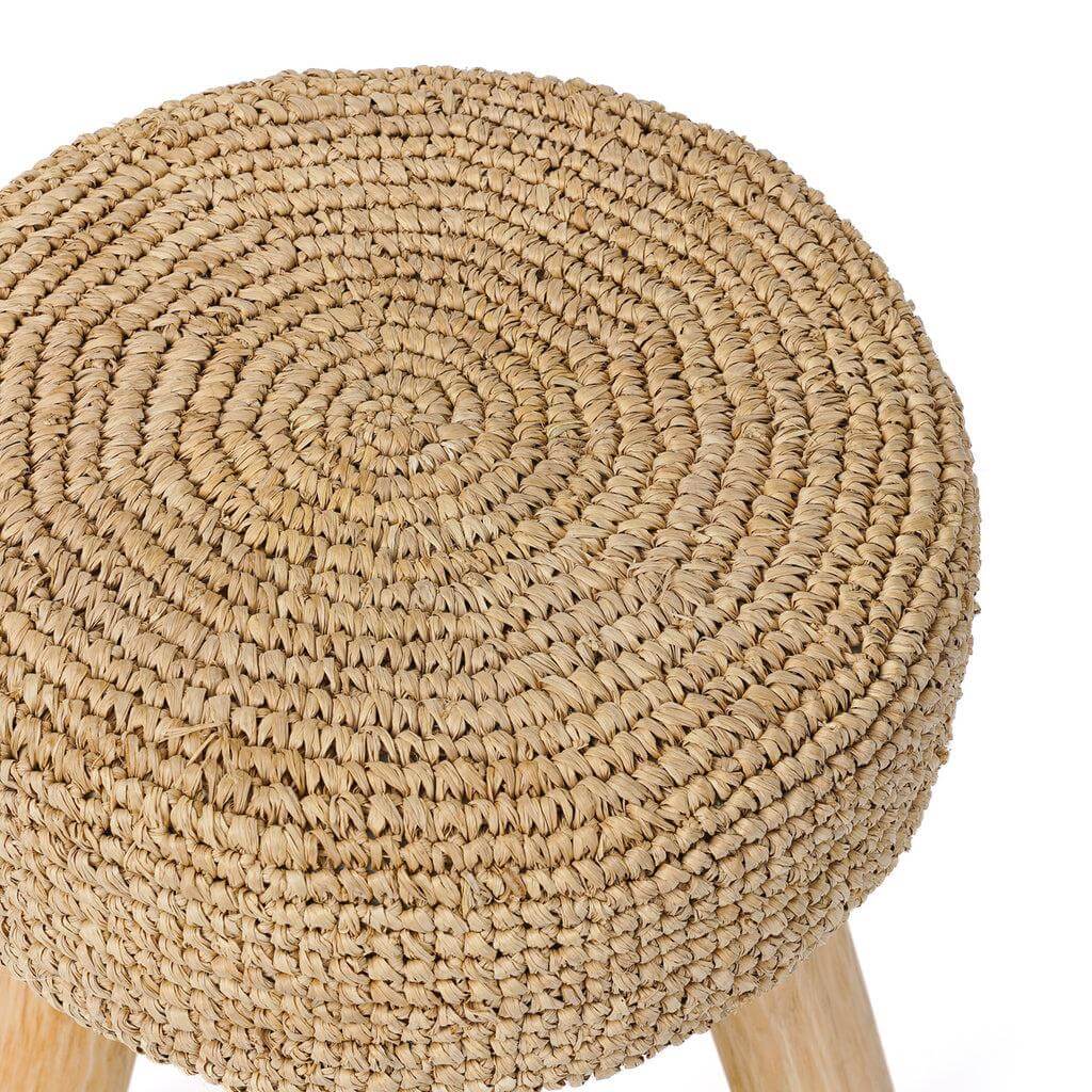 Natuurlijke raffia kruk met minimalistisch ontwerp en duurzame constructie, perfect voor moderne en traditionele interieurs.
