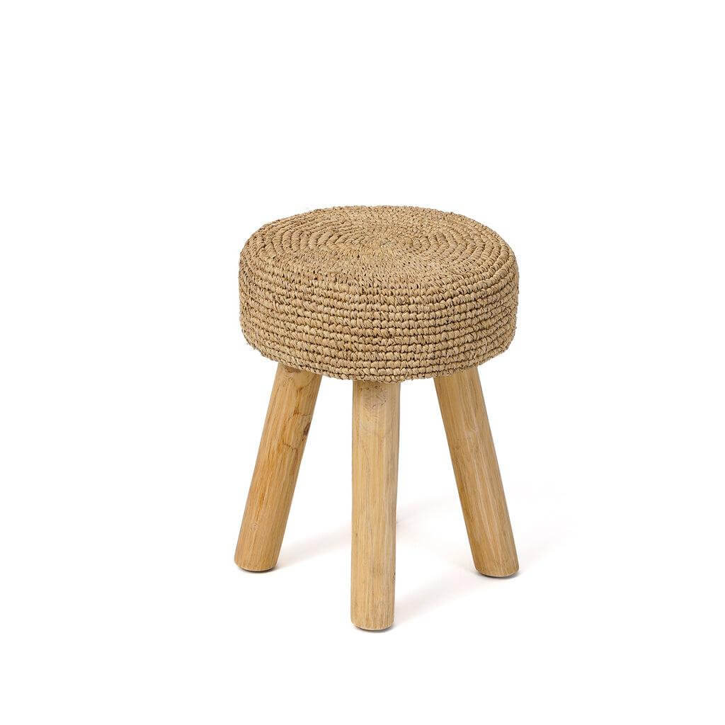 Alt Tag: De Raffia Kruk in natuurlijke kleur, minimalistisch ontwerp, veelzijdig meubelstuk voor moderne en traditionele interieurs.