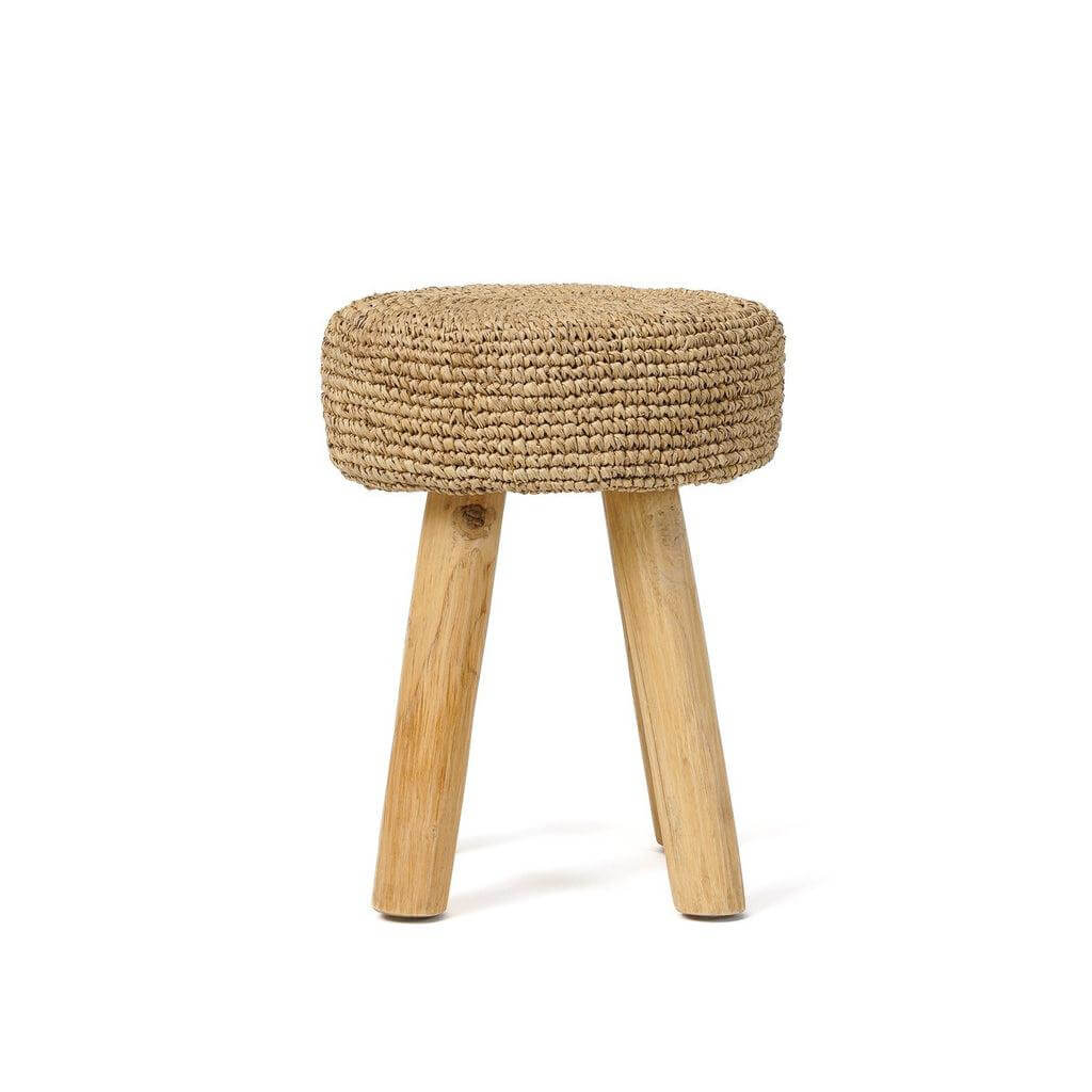 Raffia kruk in natuurlijke kleur, met drie houten poten, geschikt voor moderne en traditionele interieurs. Duurzaam meubelstuk.