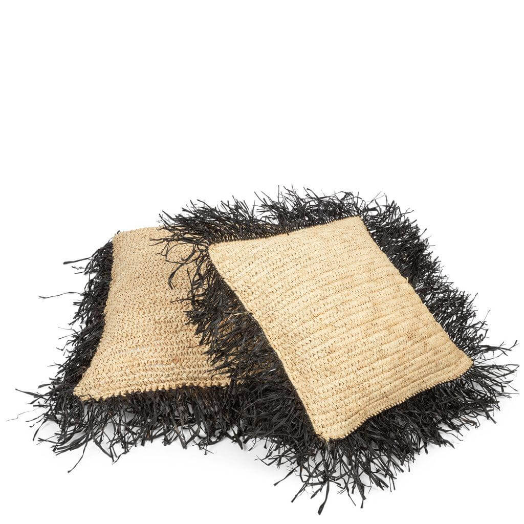 De Raffia kussenhoes in natuurlijke en zwarte kleur, 40x40 cm, met boho textuur. Ideaal voor interieur, tuin of terras.