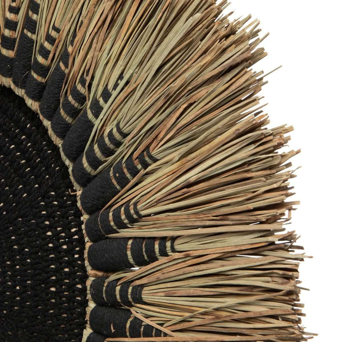 Close-up of De Raffia Macramé Muurdeco in black and natural tones, showcasing intricate bohemian cotton and raffia details.