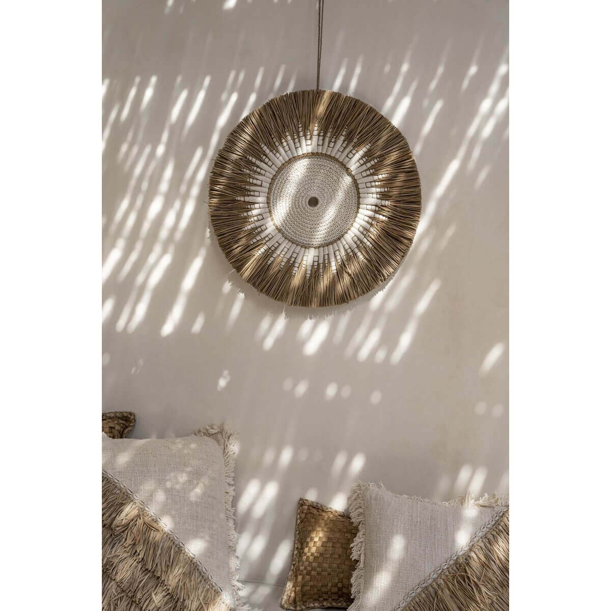 Macramé en raffia wanddecoratie in boho stijl, rustgevende kleuren, handgemaakt voor een stijlvolle blikvanger in elk interieur.