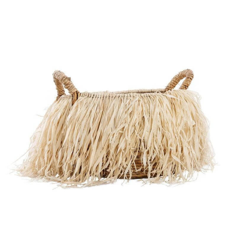 Alt Tag: Tropische raffia mand gemaakt van bananenblad met natuurlijke uitstraling, perfect voor stijlvol opbergen. Hoogte 30 cm, breedte 43 cm.
