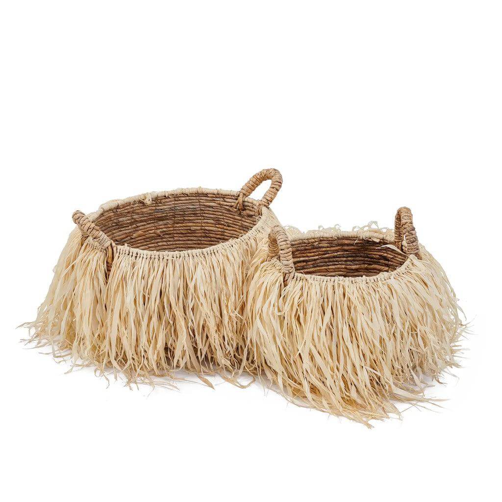 Tropische manden gemaakt van bananenblad en raffia, perfect voor exotische decoratie, beschikbaar in natuurlijke kleurtint. Hoogte 27cm.