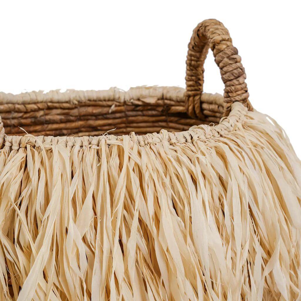 Alt Tag: Tropische raffia mand gemaakt van bananenblad, perfect voor stijlvolle opbergruimte. Kleur: Naturel. Hoogte 27 cm, breedte 33 cm.