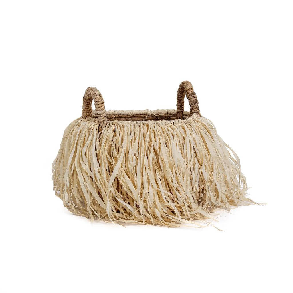 De Raffia Mand M in naturel, gemaakt van bananenblad en decoratieve raffia voor een tropische uitstraling. Perfect voor extra opbergruimte.