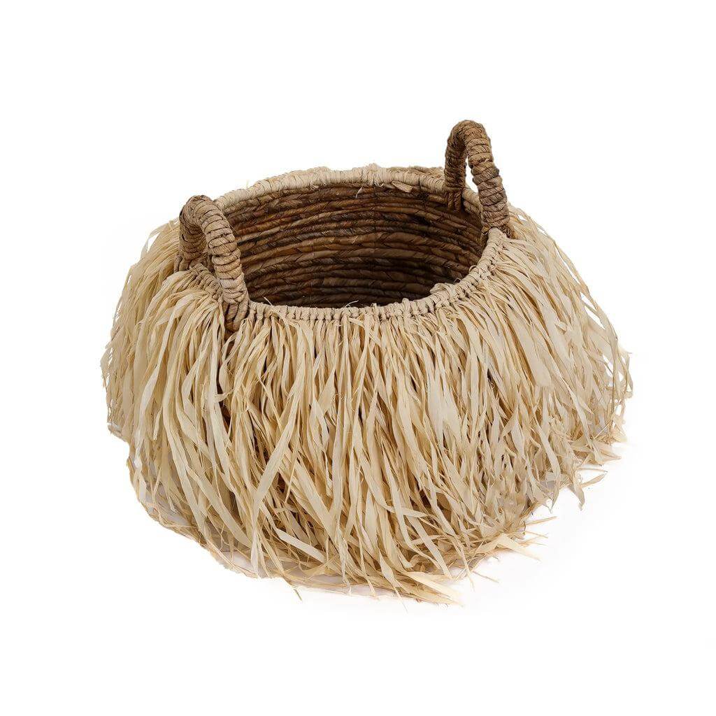 Tropische mand van bananenblad met raffia strengen, natuurlijke kleur, ideaal voor stijlvolle opbergruimte, hoogte 27 cm, breedte 33 cm.