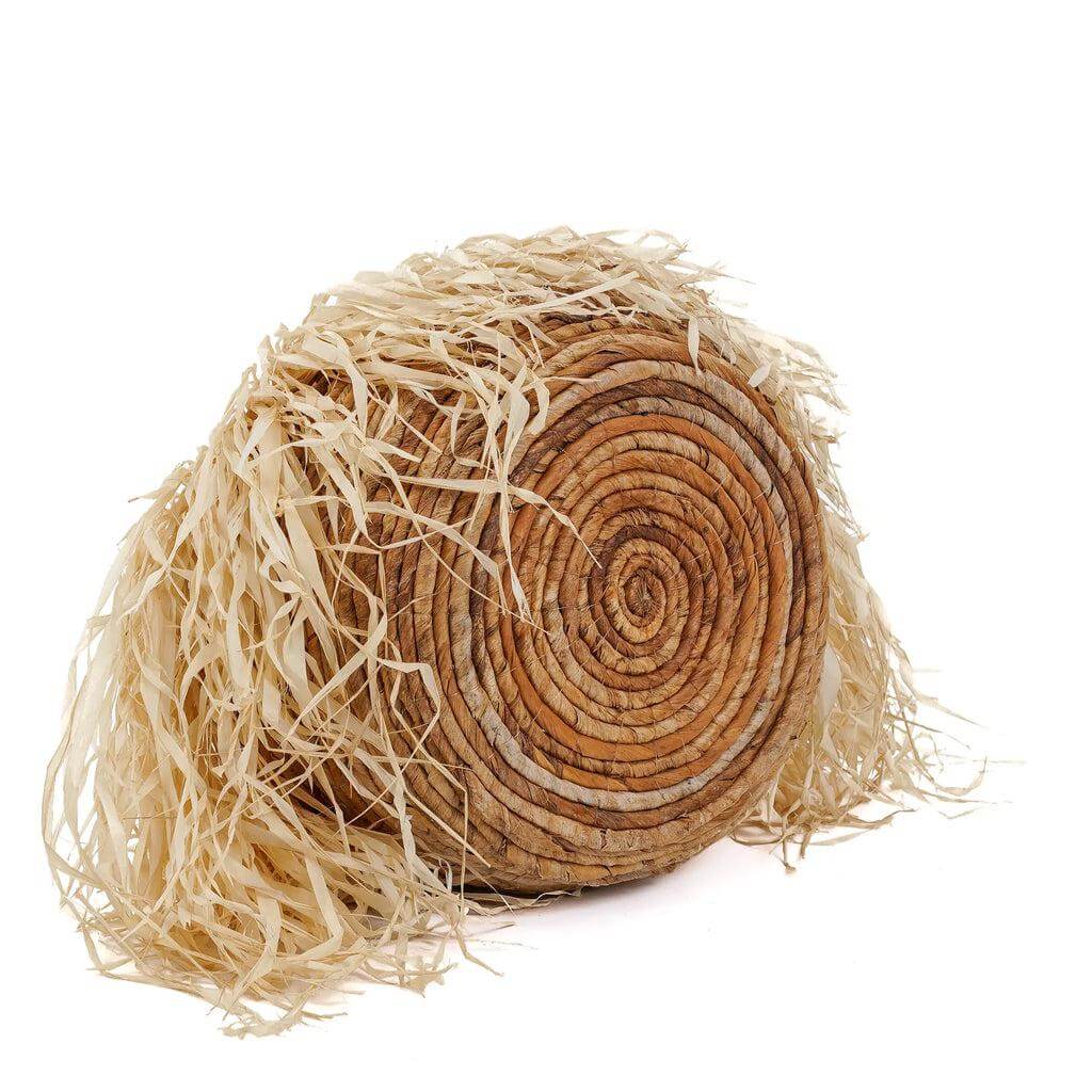 Aloha! Tropische De Raffia Mand M, gemaakt van bananenblad en raffia, perfect voor een exotische touch in je interieur. Kleur naturel.