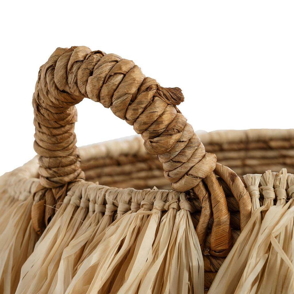 Handgemaakte raffia mand met vlechtwerk, perfect voor tropische opbergruimte. Gemaakt van bananenblad en raffia. Hoogte 27cm, breedte 33cm.