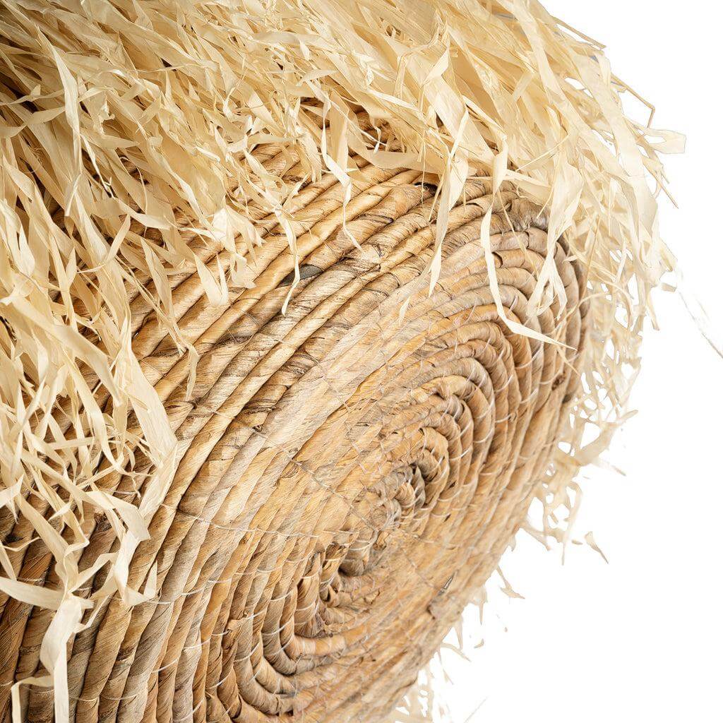 Alt Tag: Detail van De Raffia Mand in naturel kleur, gemaakt van bananenblad en versierd met raffiastrengen voor een tropische uitstraling.