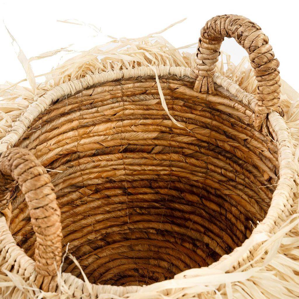 Alt Tag: De Raffia Mand - M van bananenblad, versierd met natuurlijke raffia strengen. Ideaal voor tropische opbergruimte.