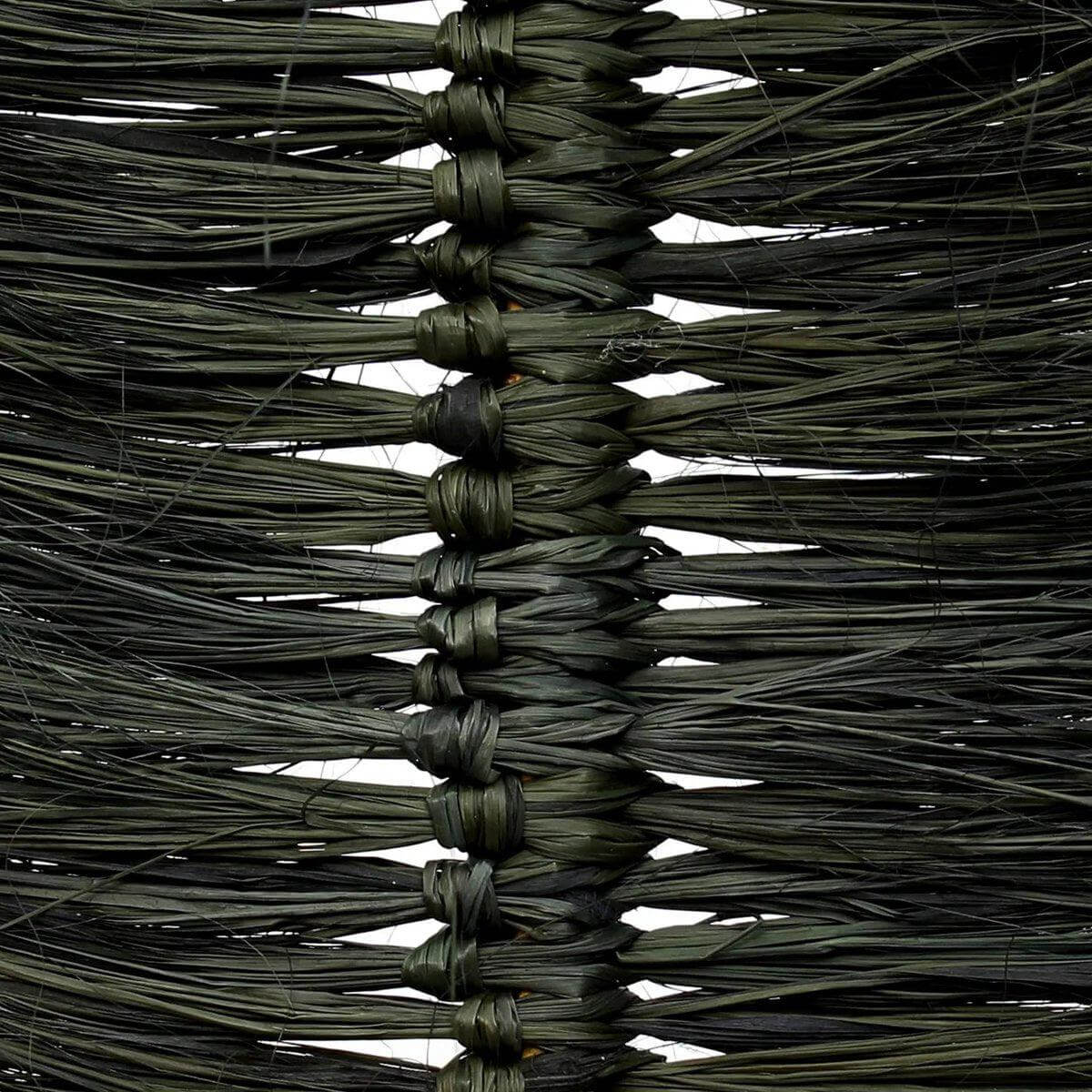 Close-up van geweven zwarte raffia en bamboe textuur, natuurdecoratief element voor interieur Bazar Bizar Living collectie.