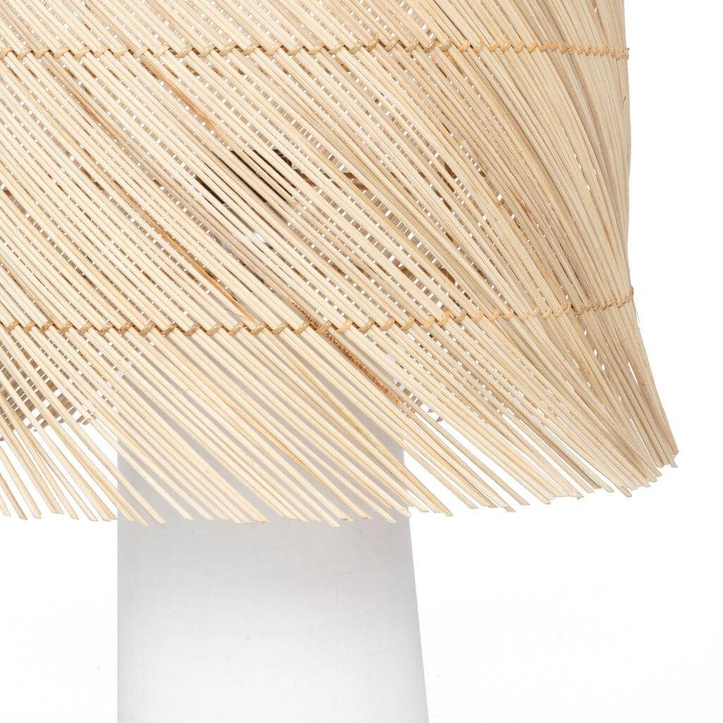 Natuurlijke witte rotan tafellamp met handgeweven lampenkap, boho stijl voor gezellige sfeer in huis, woonkamer of slaapkamer.
