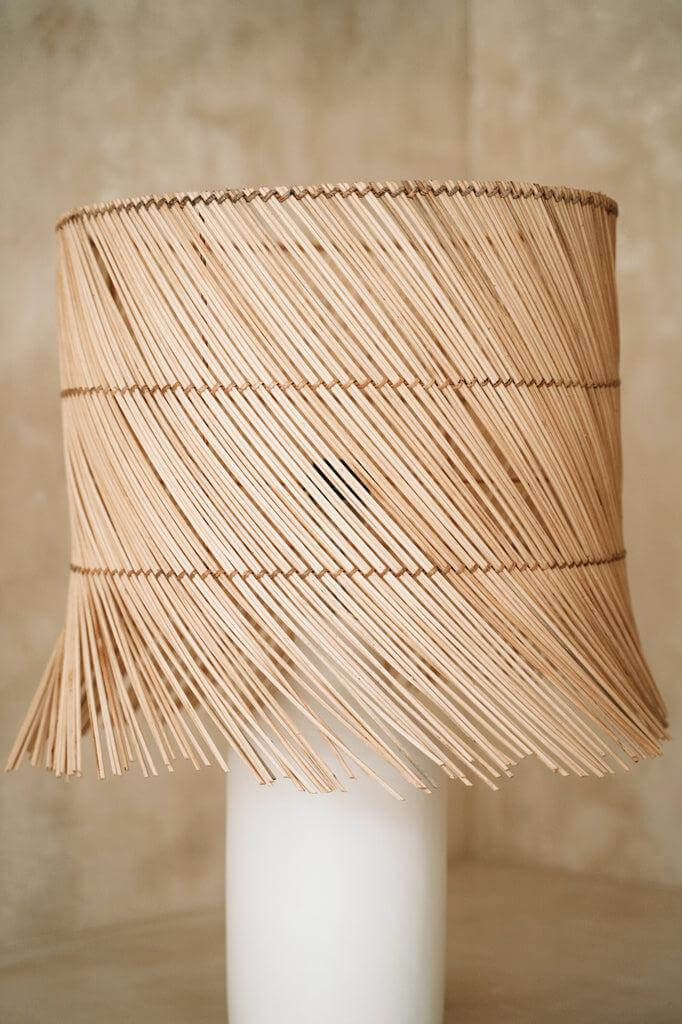 Stijlvolle De Rattan Tafellamp, met handgeweven natuurgrasscherm, creëert een gezellige boho sfeer in elke ruimte. Wit naturel.