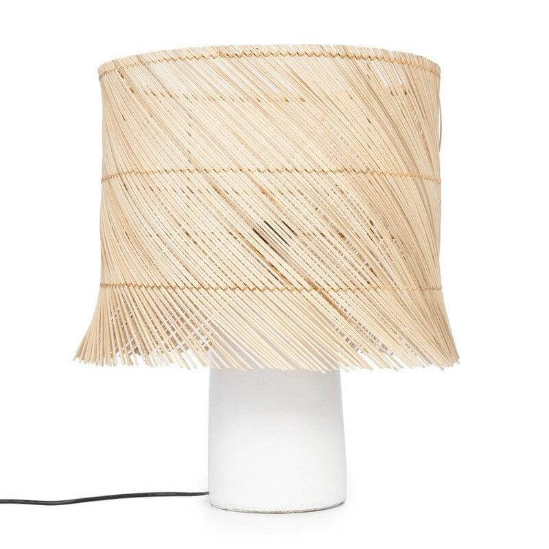 De Rattan Tafellamp in wit en naturel met handgeweven natuurgras lampenkap, creëert een gezellige boho-sfeer in elke stoel.