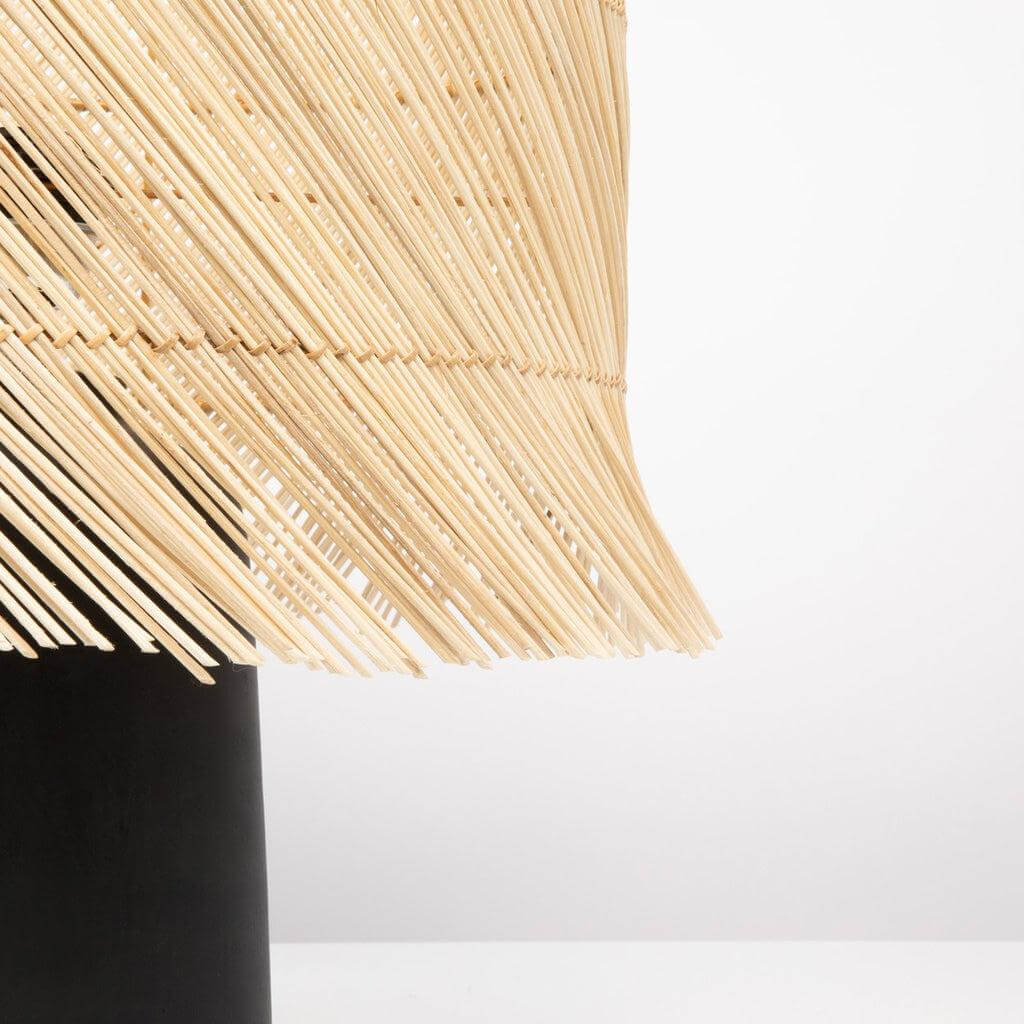 De Rattan Tafellamp zwart met natuurlijke handgeweven gras lampenkap, boho stijl voor een gezellige sfeer in huis.