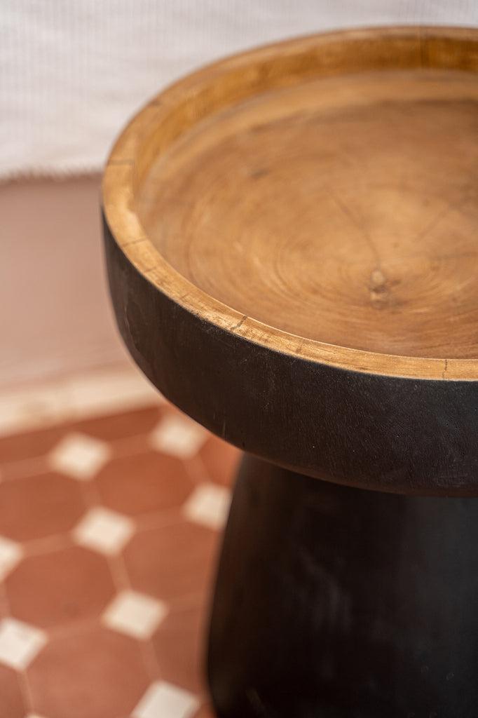 De Rayu Bijzettafel - Zwart Naturel Bazar Bizar Dit is een van onze favoriete meubels. Het is strak, heeft rondingen, is praktisch en heeft een mooie matzwarte afwerking - wat wil je nog meer? De opstaande randen voorkomen dat uw glas wijn op de grond bel