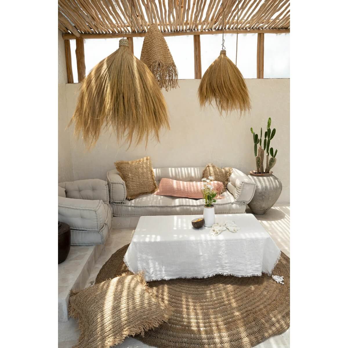 Sfeervolle woonkamer met De Rayung Hut-hanger lampen en natuurlijk decor, ideaal voor een gezellige en ontspannen sfeer.