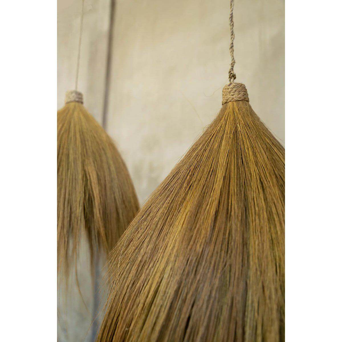 Alt Tag: Natuurlijk gras hanglamp Rayung Hut-hanger met warme, uitnodigende uitstraling voor een gezellige sfeer in huis.