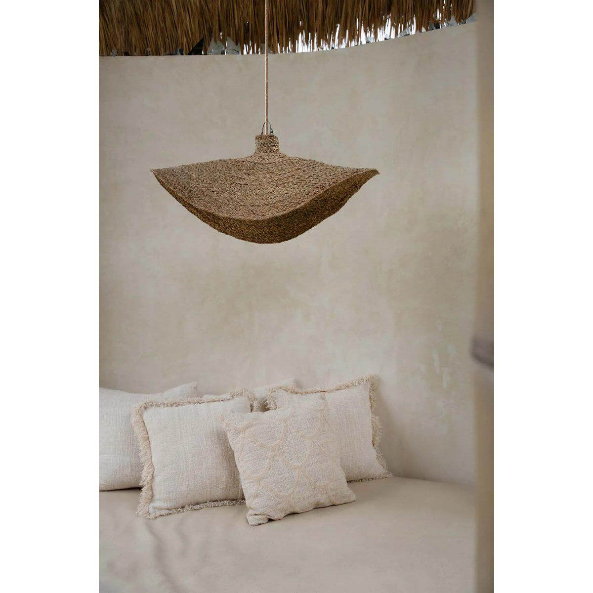 Gezellige zithoek met de Sahara kussenhoes in naturel tinten, stralend avontuur en woestijnschoonheid. Perfect voor een exotische sfeer.