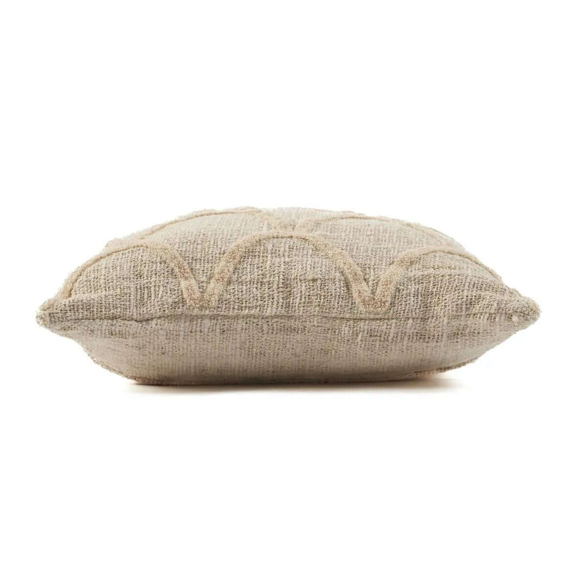 De Sahara kussenhoes in naturel kleur, met intricate patronen en warme tinten voor een exotische woestijnlook in huis.