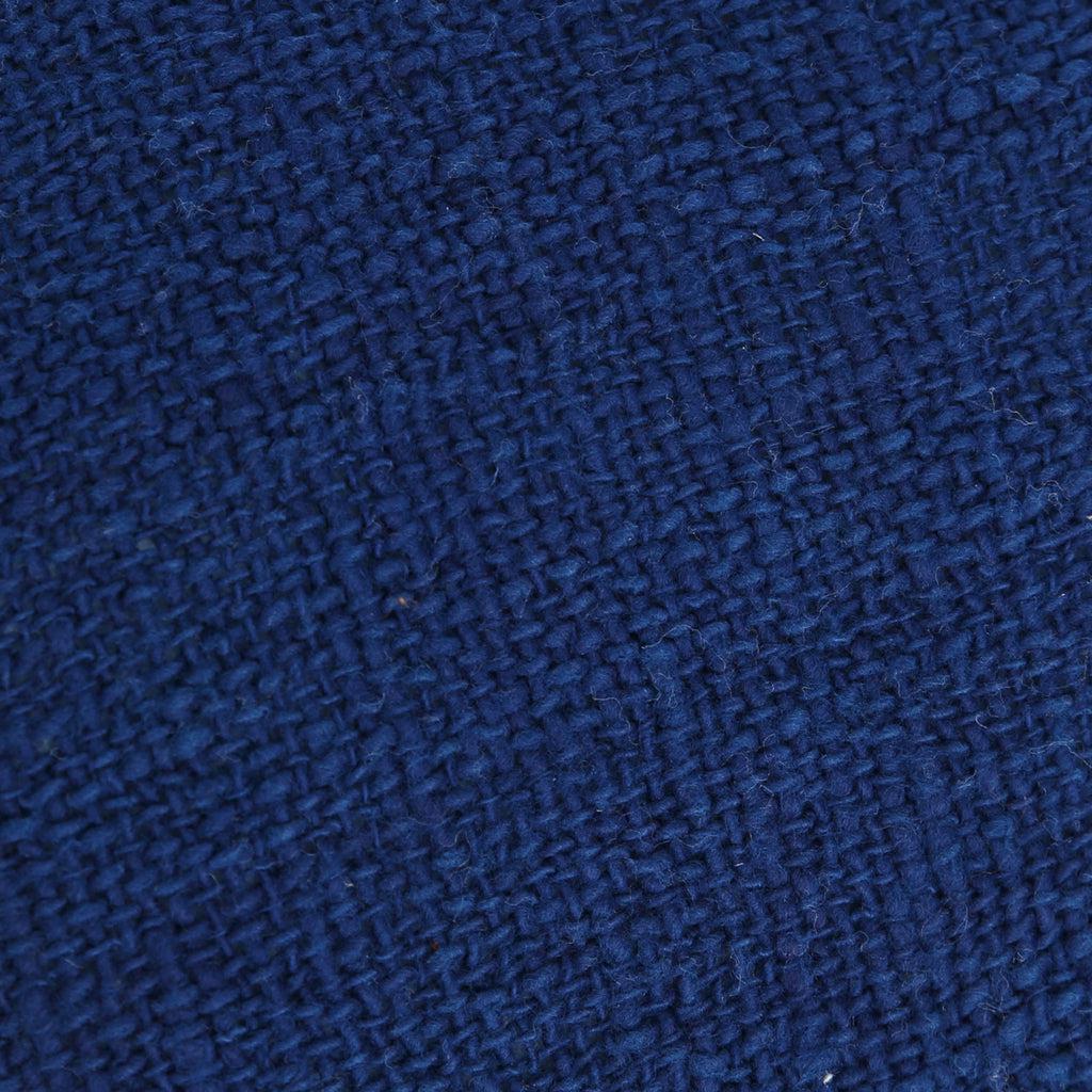 Detail van blauwe katoenen kussenhoes met textuur voor een boho sfeer, De Saint Tropez serie. Geschikt voor woon- en buitengebruik.