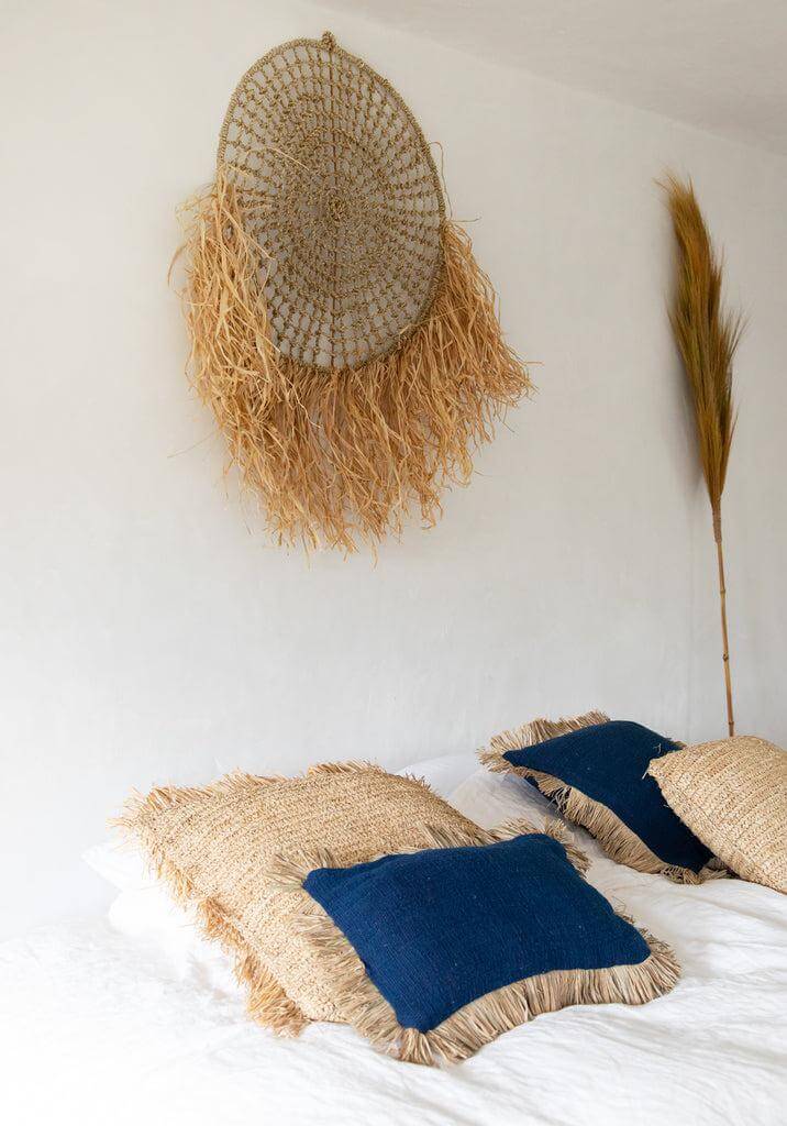 De Saint Tropez kussenhoes blauw naturel met raffia franjes voor boho interieur 30x50 cm, katoenen textuur.