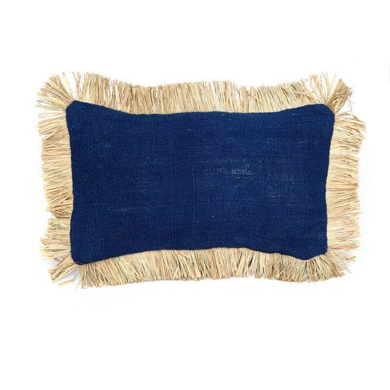 Blauwe katoenen kussenhoes met raffia franjes, 30x50 cm, De Saint Tropez. Perfect voor een boho tintje in uw interieur.