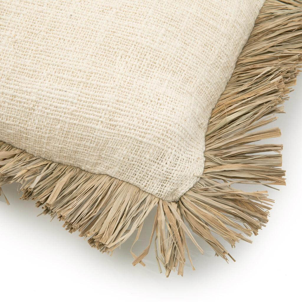 Kussenhoes De Saint Tropez in naturel wit met raffia franjes, 30x50 cm, perfect voor een boho touch in interieur, tuin of terras.
