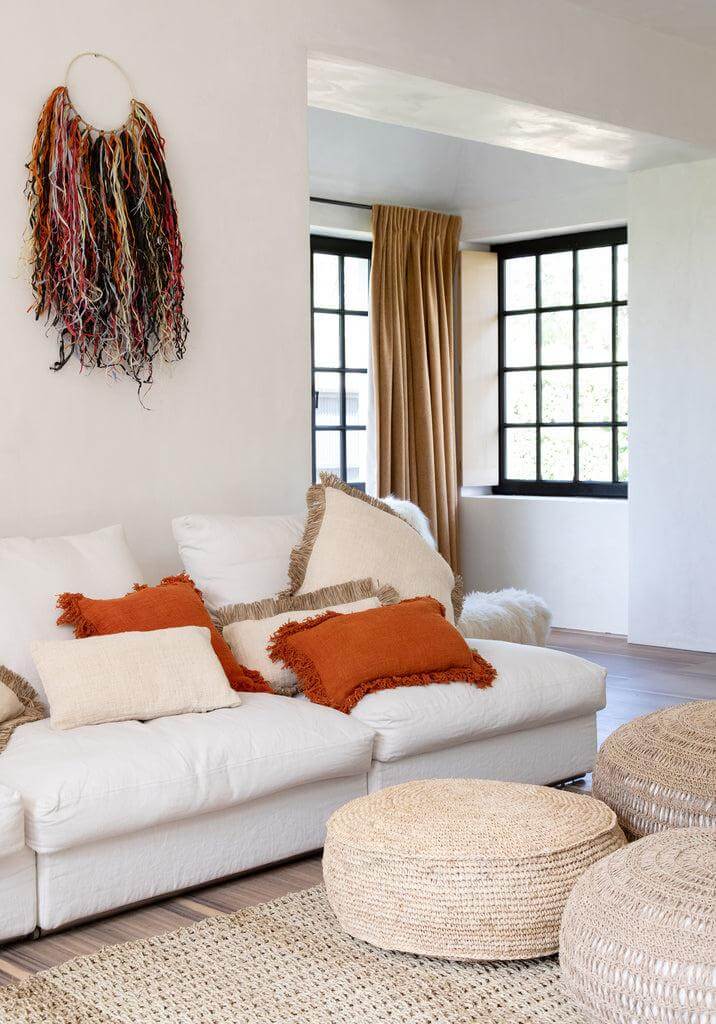 Gezellig woonkamerinterieur met De Saint Tropez kussenhoesjes van katoen en raffia in een boho stijl, naturel wit, 60x60 cm.