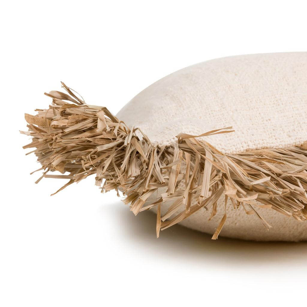 Close-up van De Saint Tropez kussenhoes in naturel wit met raffia franjes, ideaal voor een boho interieur, 60x60 cm, katoen en raffia materiaal.