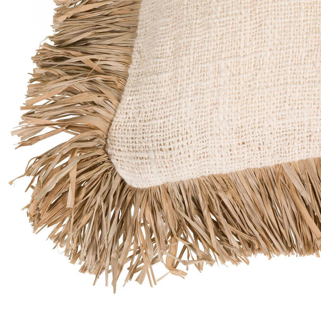 De Saint Tropez kussenhoes met raffia franjes, naturel wit, 60x60 cm, voor boho interieurinrichting. Katoen en raffia materiaal.