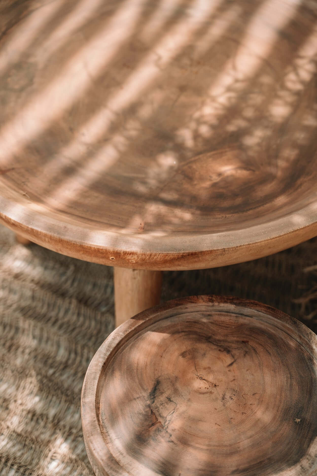 De Samanea bijzettafel, boho stijl, ideaal voor tuin of zomerterras, natuurlijk hout design onder zonlicht.