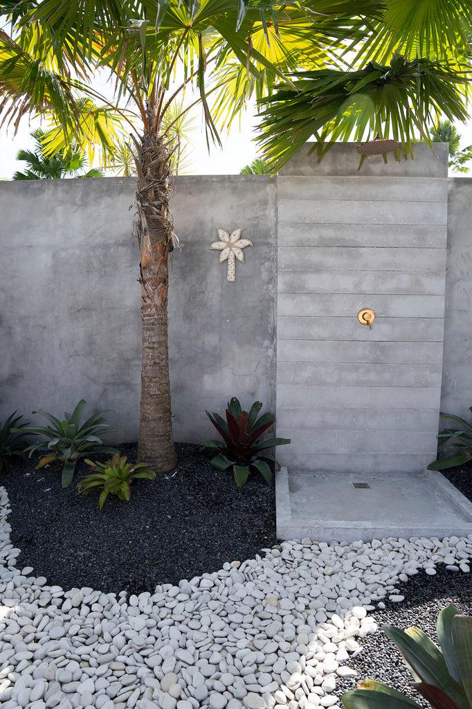 De Schelp Palmboom - Wit Bazar Bizar Breng de tropen naar je huis met dit leuke hangende deco stuk in de vorm van een palmboom! Het is volledig gemaakt van schelpen en is een unieke toevoeging aan je woonkamer, badkamer of zelfs buitenruimte. Elk stuk is