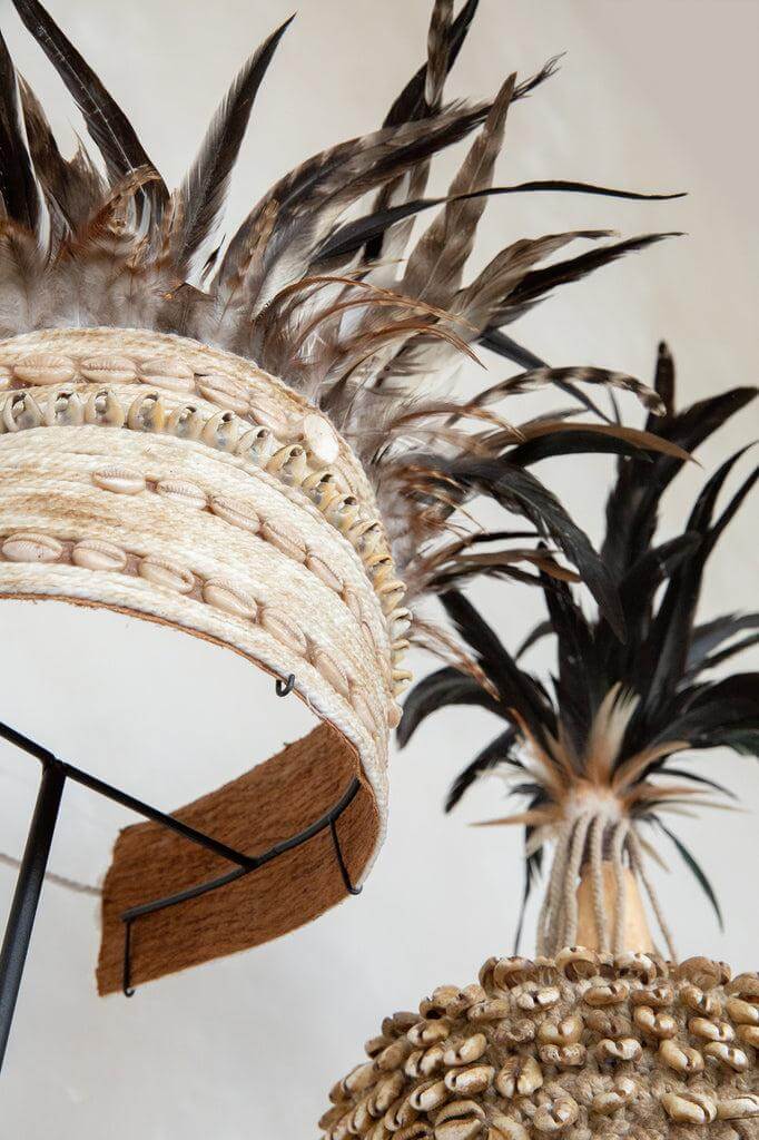De Schelpen Hoed met veren en touw, handgemaakt van Balinese schelpen, kleur Naturel Zwart. Unieke decoratie op standaard, hoogte 80 cm.