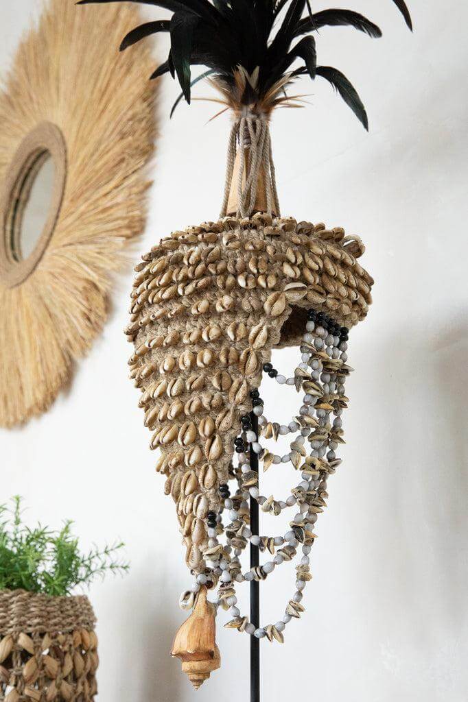 Handgemaakte De Schelpen Hoed van Bali, gemaakt van natuurlijke schelpen en veren, perfect voor unieke interieurdecoratie.
