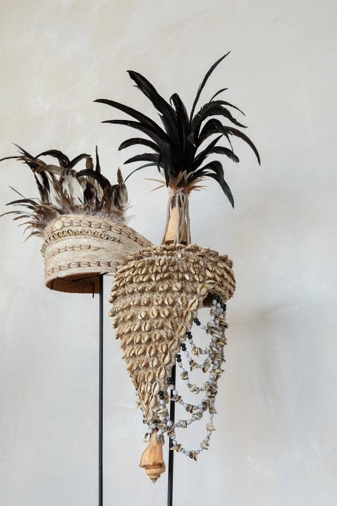 Handgemaakt kunstwerk van veren, schelpen en touw, verzameld uit Bali, op standaard. Kleuren: naturel en zwart. Hoogte 80 cm.