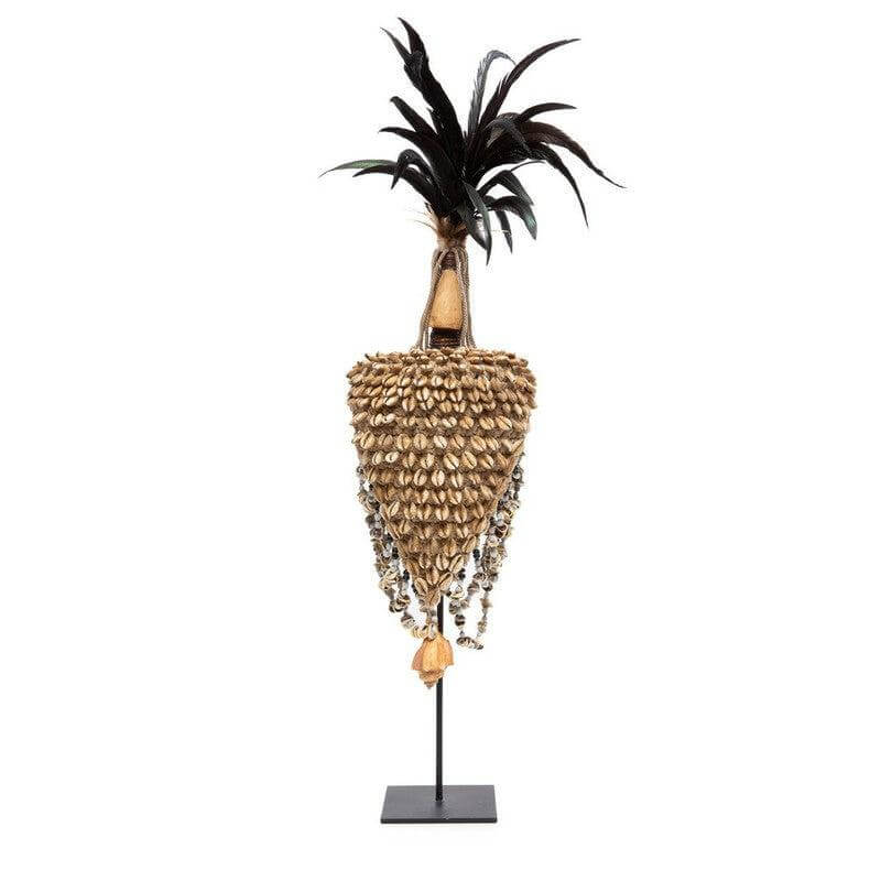 De Schelpen Hoed - handgemaakt kunstwerk met veren, schelpen en touw uit Bali op standaard, kleur naturel zwart, 80cm hoog